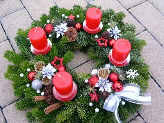 adventní věnec - jehličí 12 Inspirace na krásné adventní věnce z jehličí – vytvořte si letos vlastní