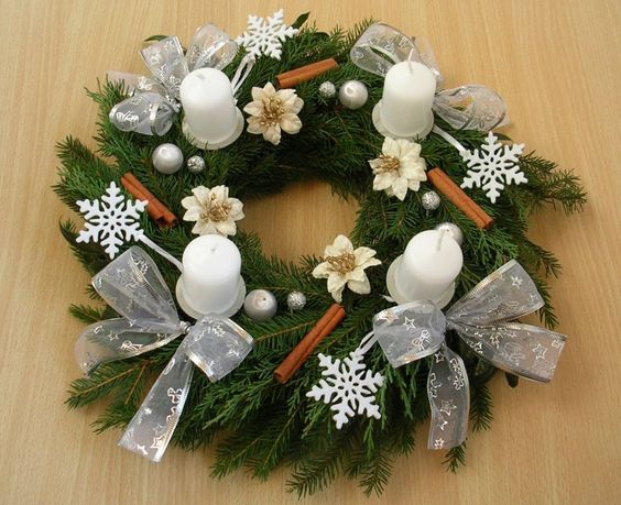 adventní věnec - jehličí 14 Inspirace na krásné adventní věnce z jehličí – vytvořte si letos vlastní