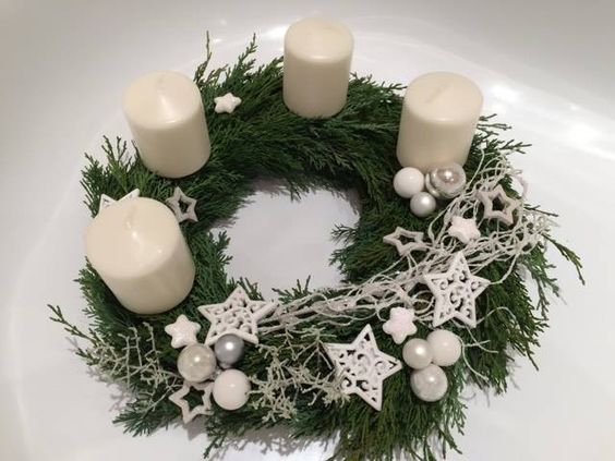 adventní věnec - jehličí 15 Inspirace na krásné adventní věnce z jehličí – vytvořte si letos vlastní