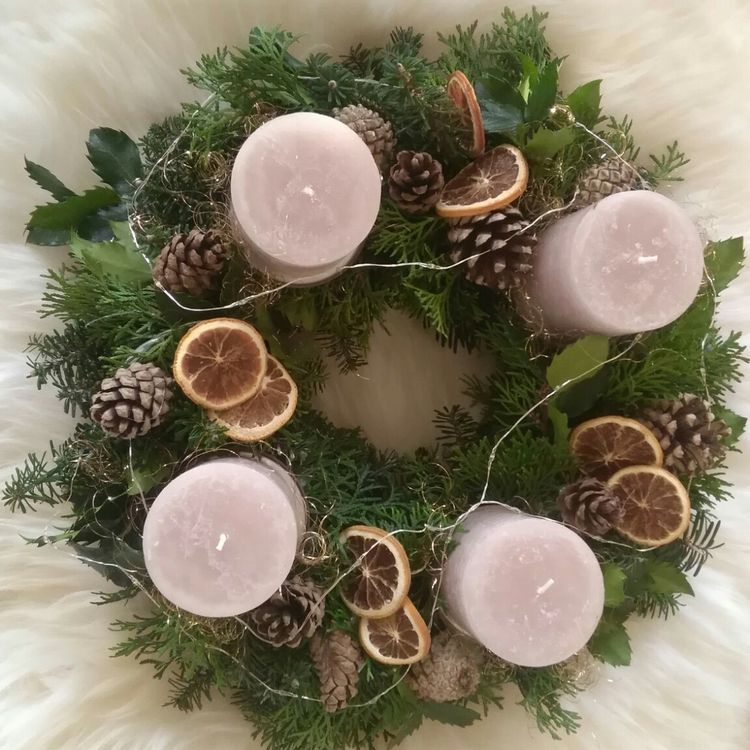 adventní věnec - jehličí 20 Inspirace na krásné adventní věnce z jehličí – vytvořte si letos vlastní