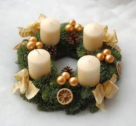 adventní věnec - jehličí 25 Inspirace na krásné adventní věnce z jehličí – vytvořte si letos vlastní
