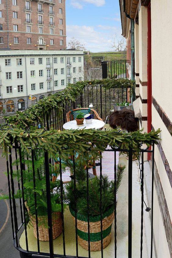 balkon 15 Vyzdobte si balkón a parapety: 25+ krásných zimních nápadů