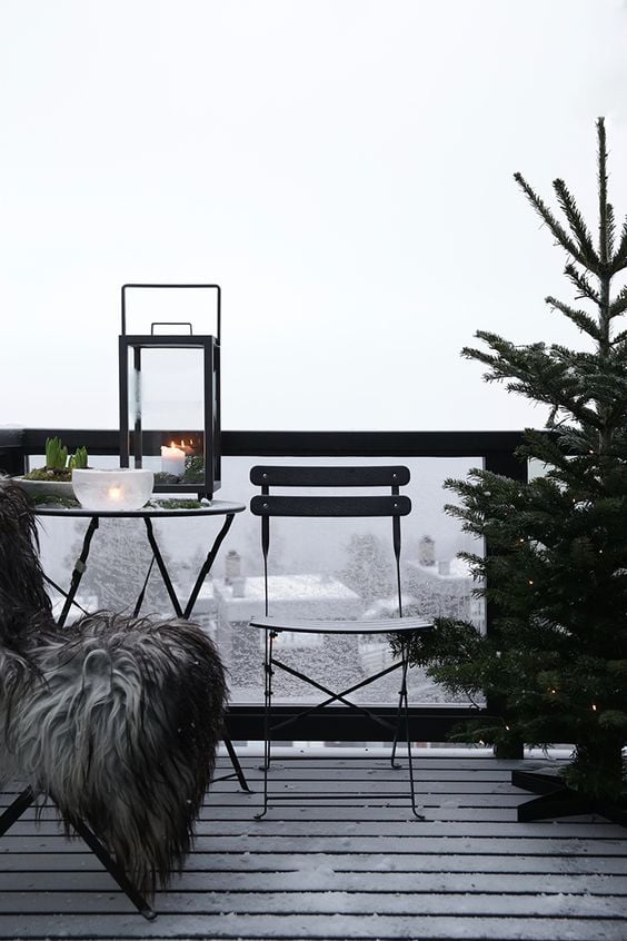 balkon 22 Vyzdobte si balkón a parapety: 25+ krásných zimních nápadů