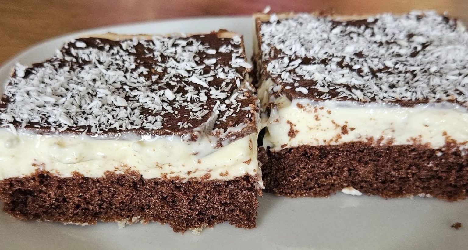 Kostka Eskimo: Wilgotne ciasto kakaowe z kremem kokosowym