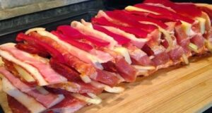 Pieczone mięso przygotowane w marynacie z chrupiącym boczkiem, serem i kiełbasą pieczone mięso przygotowane w marynacie z chrupiącym boczkiem, serem i kiełbasą