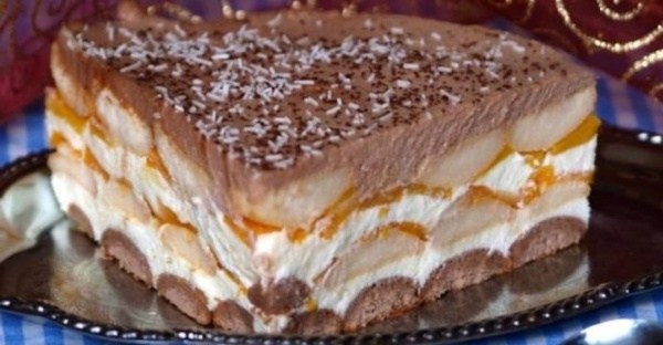 ciasto biszkoptowe z brzoskwiniami bez pieczenia – smakuje absolutnie doskonale