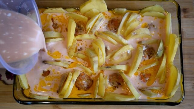 Budinca-de-cartofi-si-perisoare