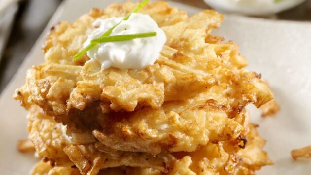 Dynovo-bramborove-palacinky-s-cesnekovym-dresinkem