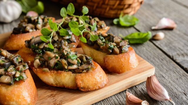 Zapecena-bageta-s-houbami-a-cesnekem