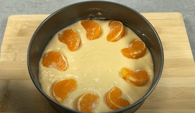 foto-recept-na-vynikajici-dort-s-mandarinkami-ktery-zvladne-pripravit-temer-kazdy