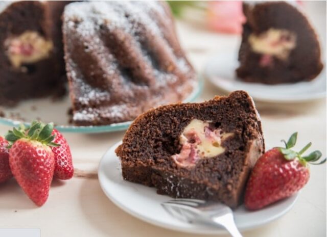 kakaova-babovka-plnena-vanilkovym-kremem-a-jahodami-recept-ktery-nikdy-nezklame