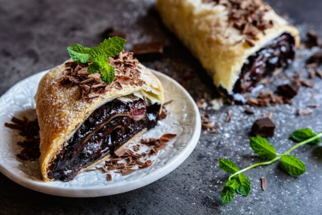 vynikajici-cokoladovo-visnovy-strudl-ingredience-ktere-jednoduse-patri-k-sobe