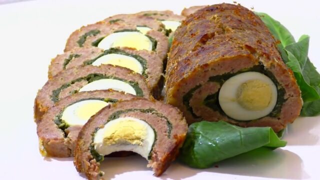 Rulada-de-carne-cu-spanac-si-oua