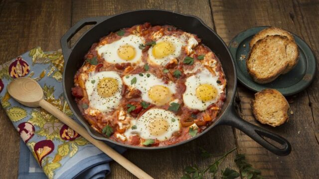 Vejce-zapecena-v-rajcatove-omacce-Shakshuka