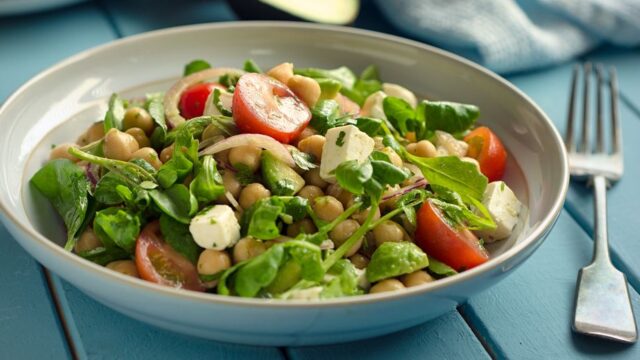 Zdravy-cizrnovy-salat-s-avokadem-a-fetou