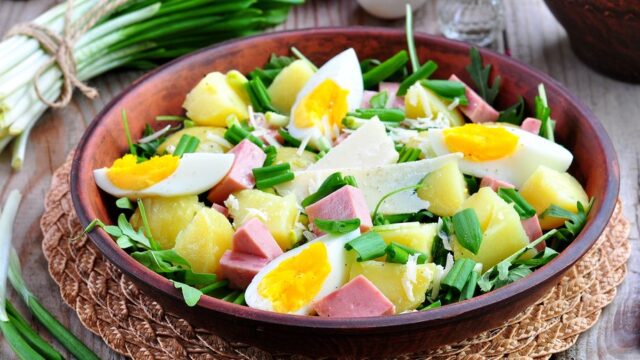 Jarni-bramborovy-salat-se-sunkou-vejci-a-medvedim-cesnekem