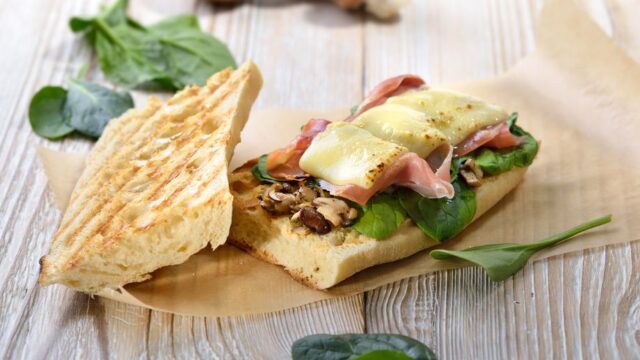 Zapecena-ciabatta-se-sunkou-a-syrem