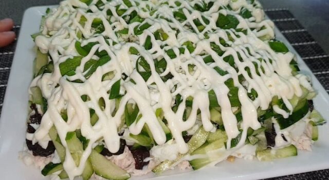 vrstveny-salat-pro-slavnostni-jidlo-je-tak-chutny-ze-ho-snite-a-nemuzete-prestat-tak-vam-bude-chutnat-ze-ho-budete-delat-casteji