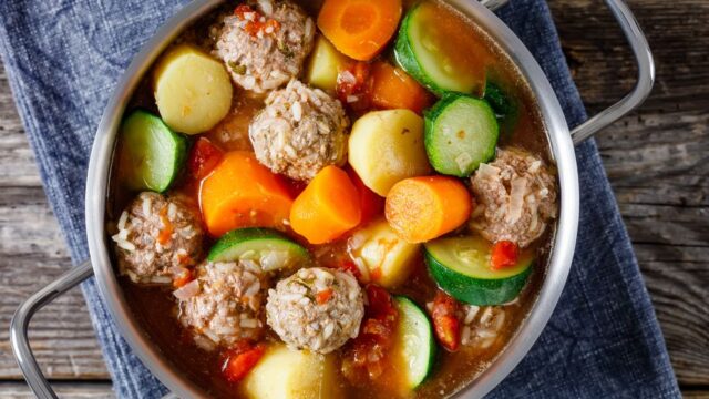 Mexicka-polevka-s-masovymi-kulickami-Albondigas