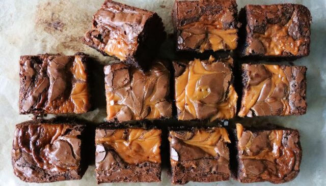 extra-vlacne-karamelove-brownies