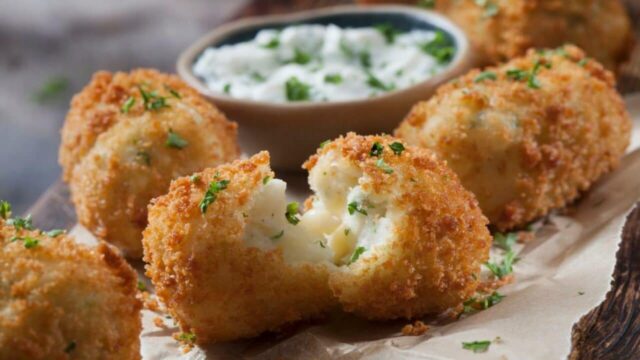 pecene-bramborove-krokety-s-brynzou-netradicni-priloha-ci-delikatni-snack