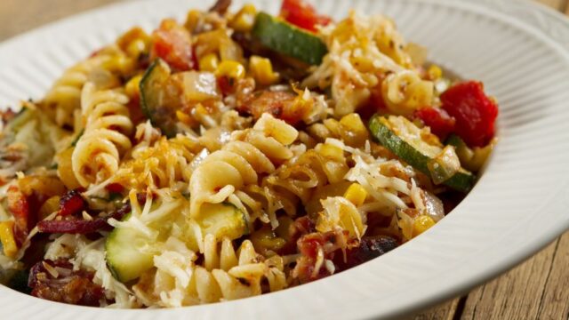 vyborny-recky-testovinovy-salat-se-zeleninou-vhodny-jako-hlavni-chod-ci-chutna-svacina