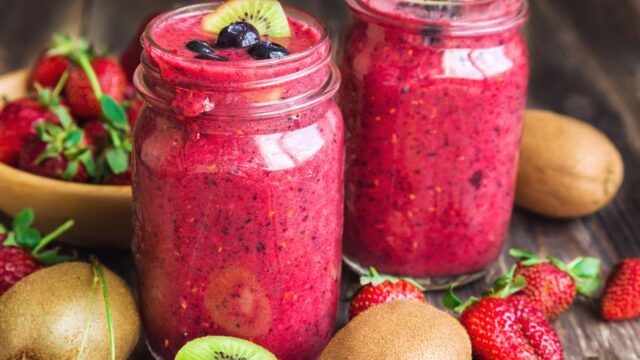 Jahodove-a-boruvkove-smoothie-s-kiwi
