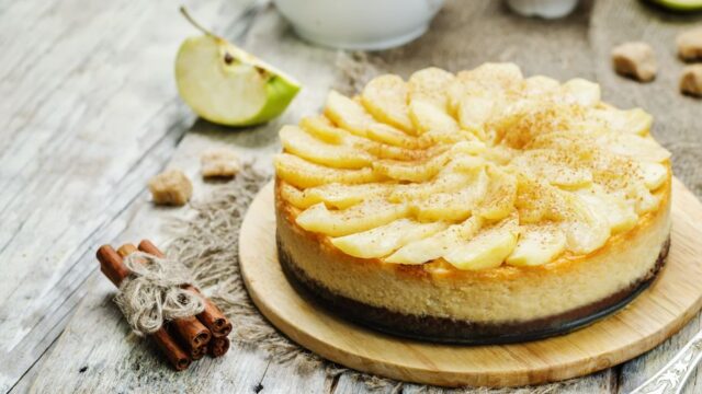 Karamelovy-cheesecake-s-jablky