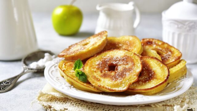 Smazena-jablka-v-testicku