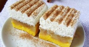 Odwrócona szarlotka z bitą śmietaną: Bardzo soczyste ciasto z aromatem cynamonu