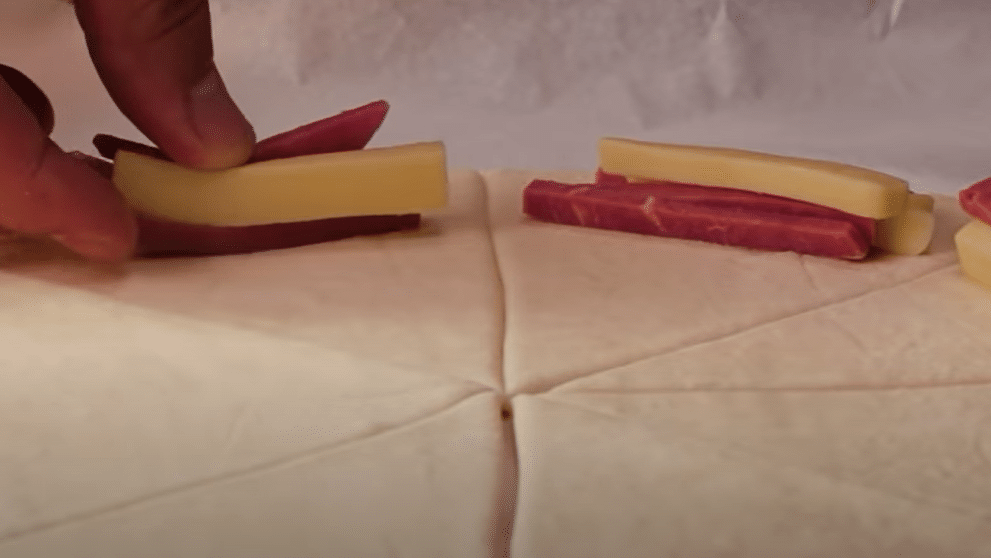 domácí slané croissanty, plněné šunkou a sýrem: připraveno téměř bez práce! domácí slané croissanty, plněné šunkou a sýrem: připraveno téměř bez práce!