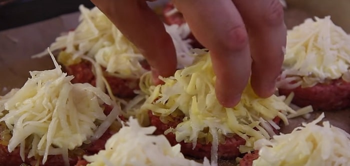 Fantastické mleté maso v bramborovo-sýrovém kabátku: Rychlá a jednoduchá příprava! Recept na mleté maso, zapečené s bramborami a sýrem - Prima inspirace