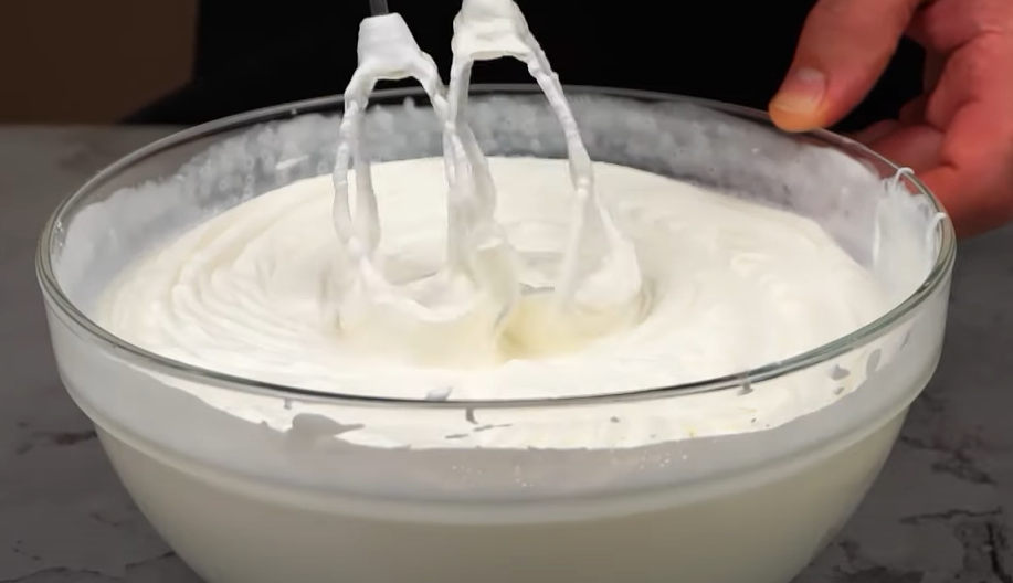 recept na vynikající piškotový dezert se smetanou a vanilkový krémem! recept na vynikající piškotový dezert se smetanou a vanilkový krémem!