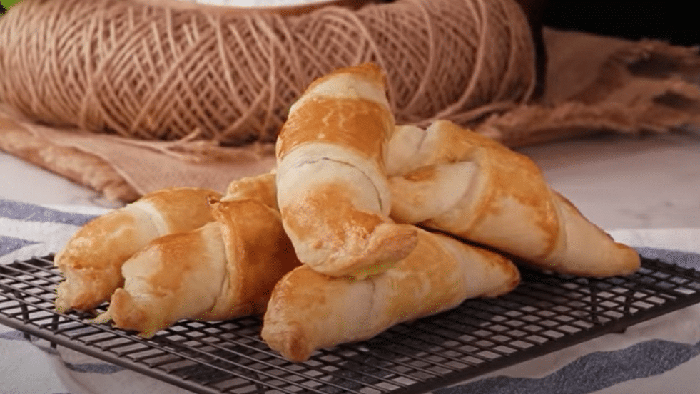 domácí slané croissanty, plněné šunkou a sýrem: připraveno téměř bez práce! domácí slané croissanty, plněné šunkou a sýrem: připraveno téměř bez práce!