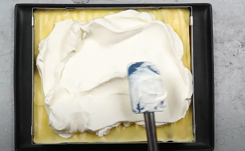recept na vynikající piškotový dezert se smetanou a vanilkový krémem! recept na vynikající piškotový dezert se smetanou a vanilkový krémem!