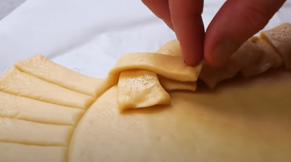 netradiční pizza z kynutého těsta – inspirace na odpolední slanou svačinku! netradiční pizza z kynutého těsta – inspirace na odpolední slanou svačinku!