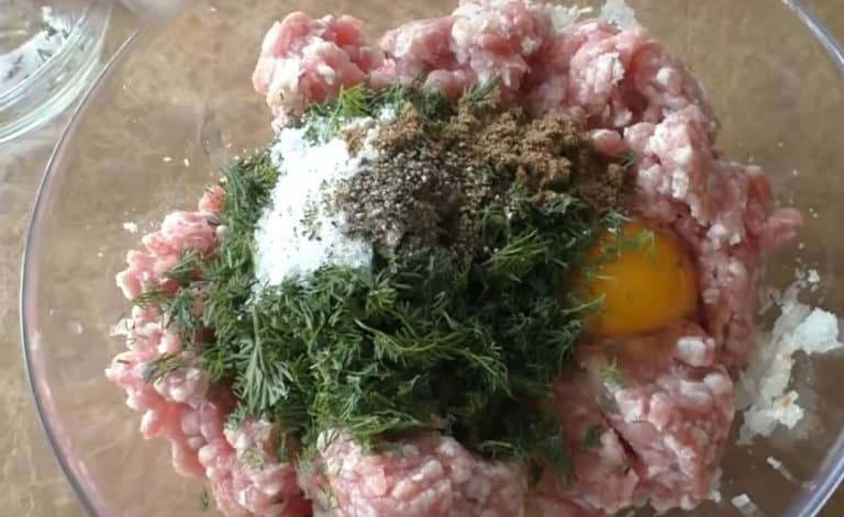 brambory zabalte do mletého masa a uložte do zapékací mísy – chutné a rychlé rolky brambory zabalte do mletého masa a uložte do zapékací mísy – chutné a rychlé rolky