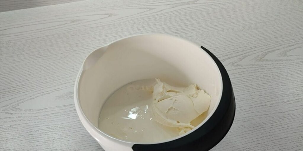 Cea-mai-apetisanta-crema-de-ciocolata-din-3-ingrediente-1 Nejjednodušší čokoládový krém na dorty a cupcakes z pouhých 3 ingrediencí!