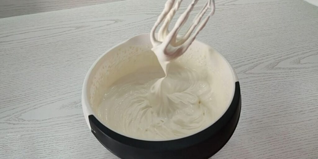 Cea-mai-apetisanta-crema-de-ciocolata-din-3-ingrediente-1.1 Nejjednodušší čokoládový krém na dorty a cupcakes z pouhých 3 ingrediencí!
