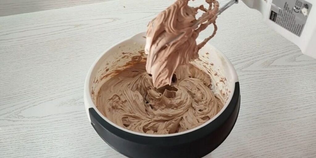 Cea-mai-apetisanta-crema-de-ciocolata-din-3-ingrediente-2.1 Nejjednodušší čokoládový krém na dorty a cupcakes z pouhých 3 ingrediencí!