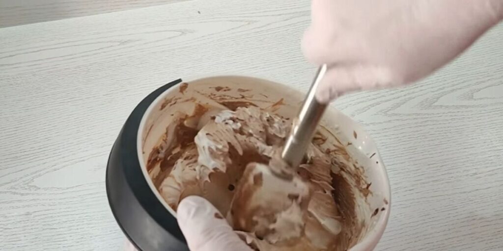 Cea-mai-apetisanta-crema-de-ciocolata-din-3-ingrediente-3 Nejjednodušší čokoládový krém na dorty a cupcakes z pouhých 3 ingrediencí!