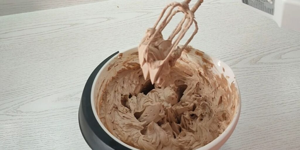 Cea-mai-apetisanta-crema-de-ciocolata-din-3-ingrediente-3.1 Nejjednodušší čokoládový krém na dorty a cupcakes z pouhých 3 ingrediencí!