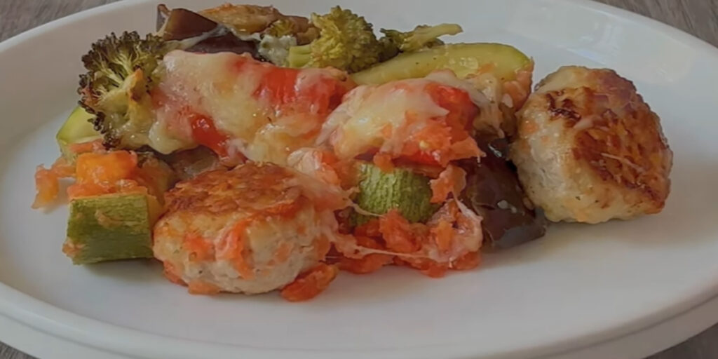 Legume-la-cuptor-cu-carne-tocata-si-mozzarella-10 Jednoduchý, úsporný a rychlý recept na zapečenou zeleninu s mletým masem - vynikající a chutné!