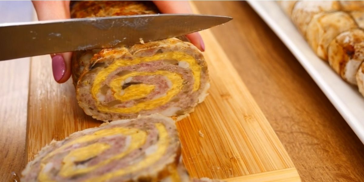 Mai-gustoasa-decat-orice-salam-din-comert-10 Netradiční slaná palačinková roláda s masem a houbami