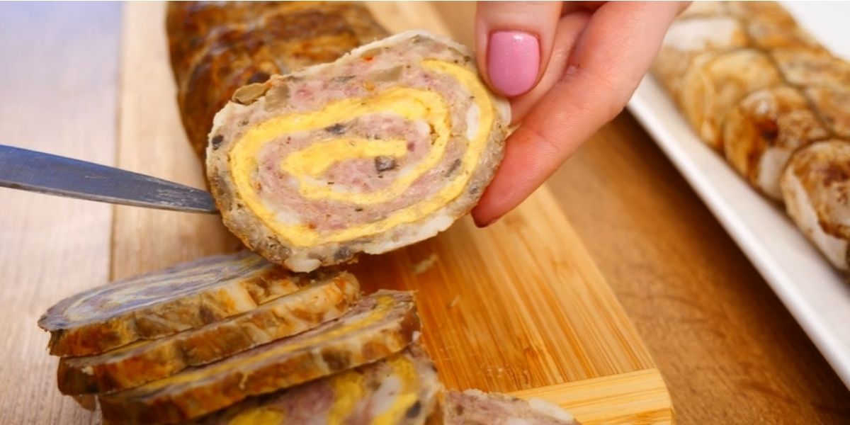 Mai-gustoasa-decat-orice-salam-din-comert-10.1 Netradiční slaná palačinková roláda s masem a houbami