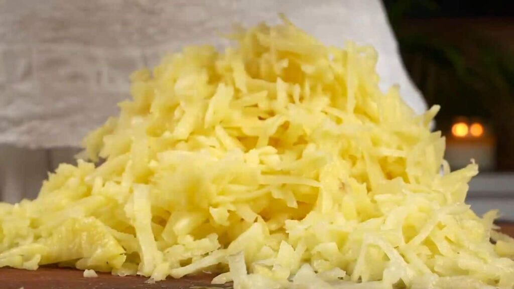 velmi chutné bramborové placičky se šunkou a sýrem Velmi chutné bramborové placičky se šunkou a sýrem