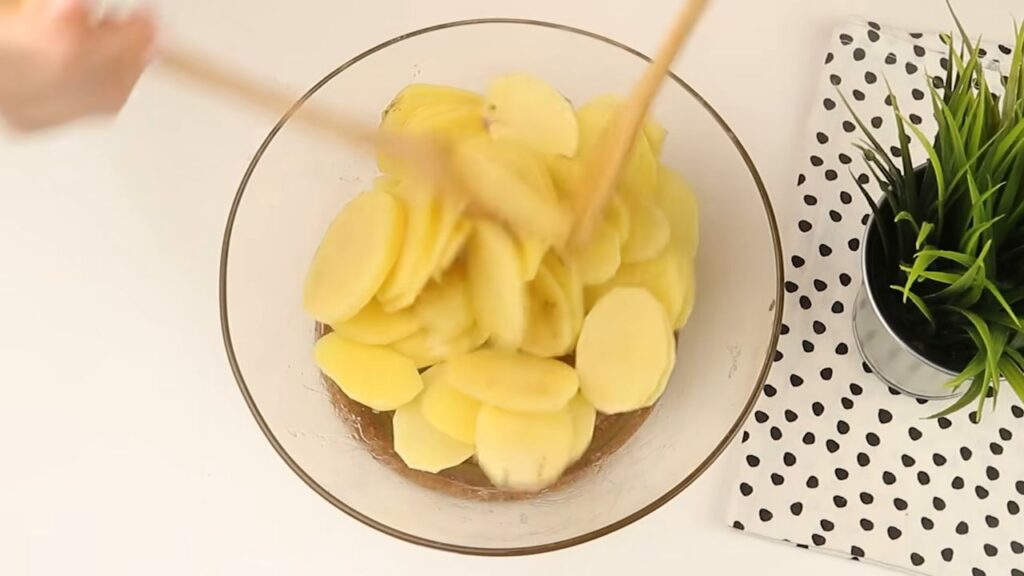 skvělý recept z jednoho plechu – kuřecí maso, houby a brambory Skvělý recept z jednoho plechu – kuřecí maso, houby a brambory