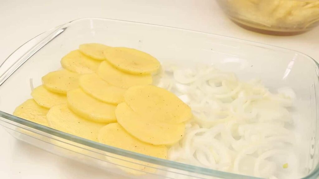skvělý recept z jednoho plechu – kuřecí maso, houby a brambory Skvělý recept z jednoho plechu – kuřecí maso, houby a brambory