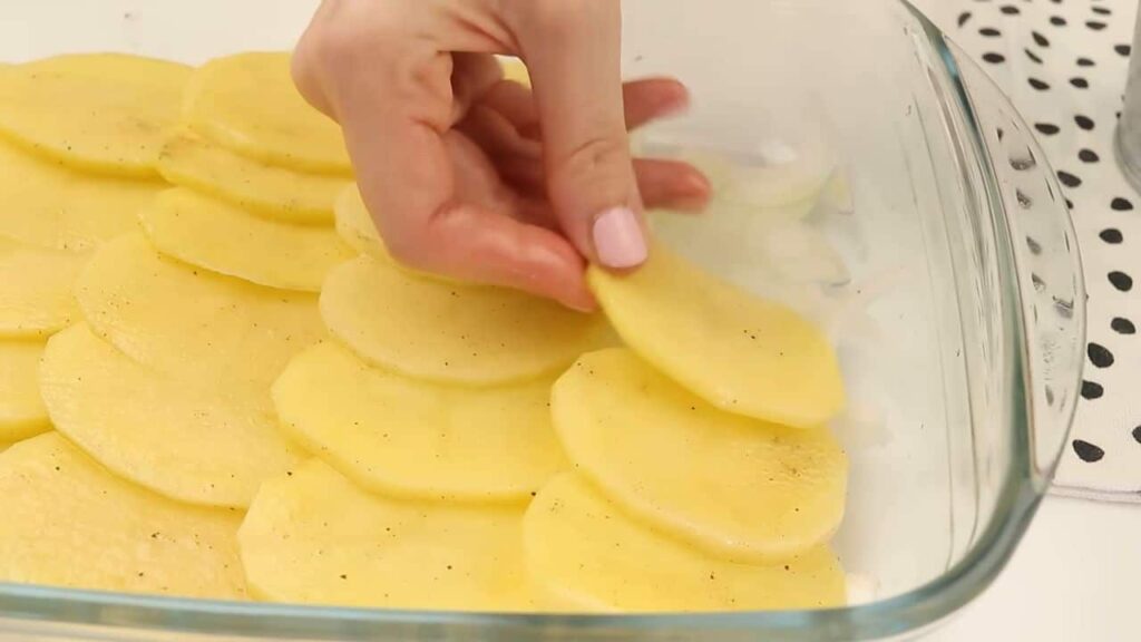 skvělý recept z jednoho plechu – kuřecí maso, houby a brambory Skvělý recept z jednoho plechu – kuřecí maso, houby a brambory