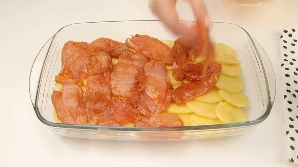 skvělý recept z jednoho plechu – kuřecí maso, houby a brambory Skvělý recept z jednoho plechu – kuřecí maso, houby a brambory